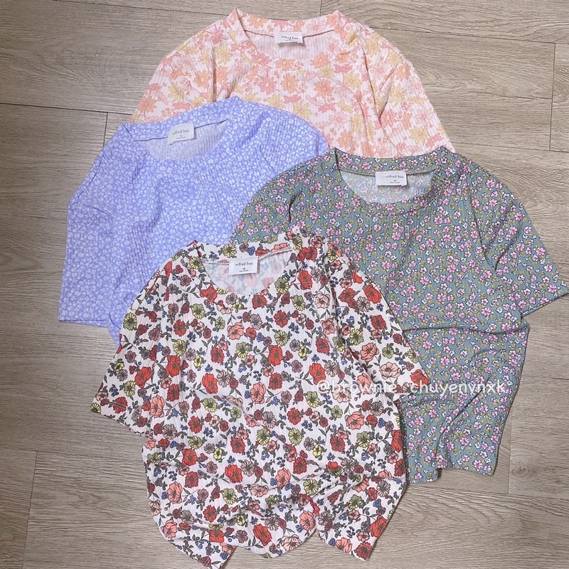 Áo croptop hoa dáng đơn giản