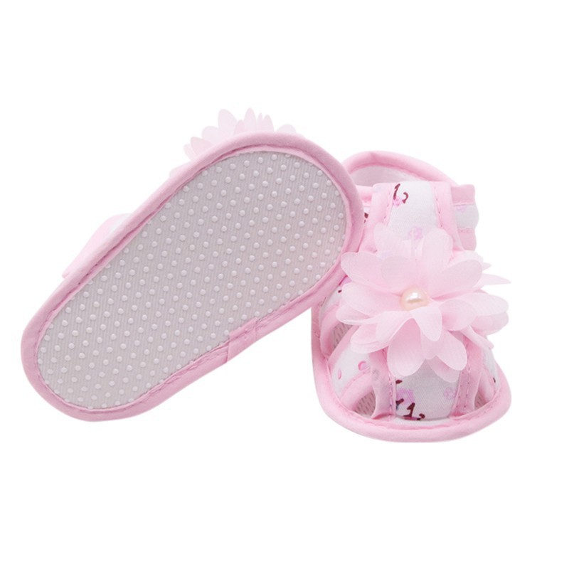 Giày sandals đính hoa và ngọc trai dễ thương cho bé
