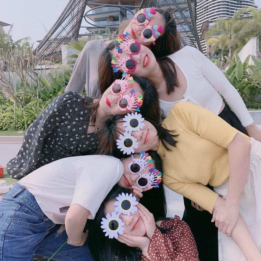 Mắt kính cute lạc lối luôn