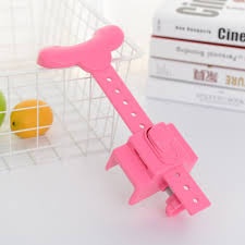 Đỡ cằm chống cận cho học sinh