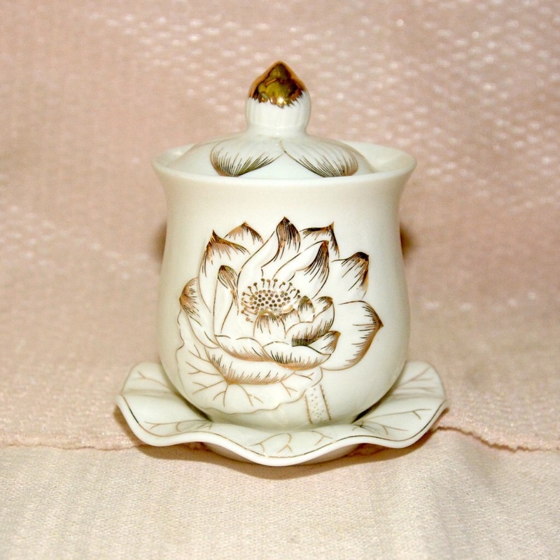 ly nước thờ cúng hoa sen trắng