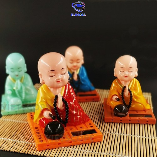 Tượng chú tiểu gõ mõ đầu gật gù tụng kinh