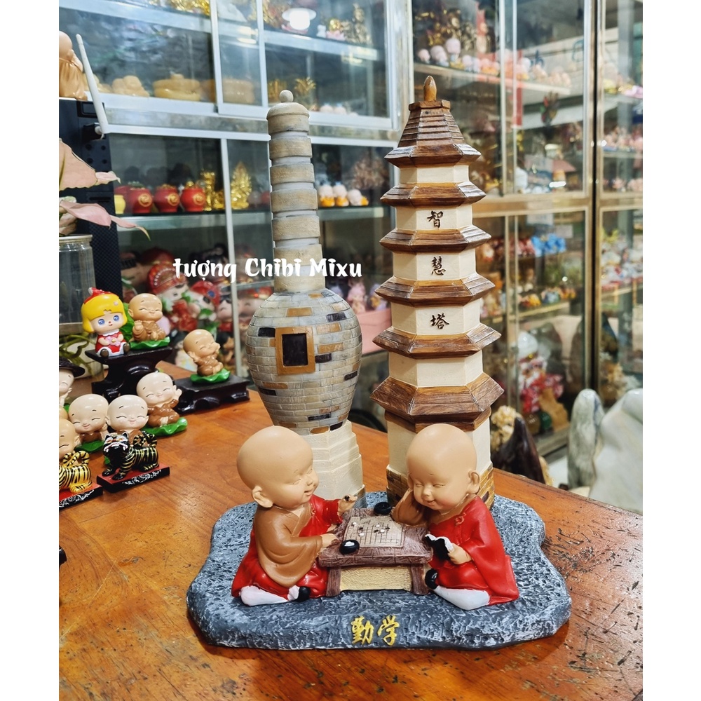 Bộ 02 chú tiểu đánh cờ bên Tháp Trí Tuệ