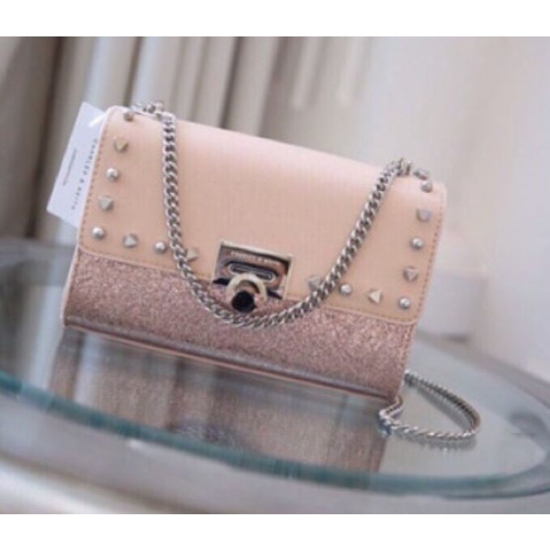 Túi xách Charles & Keith STUD-DETAIL CLUTCH màu nhũ kem hồng (Hàng xuất dư)