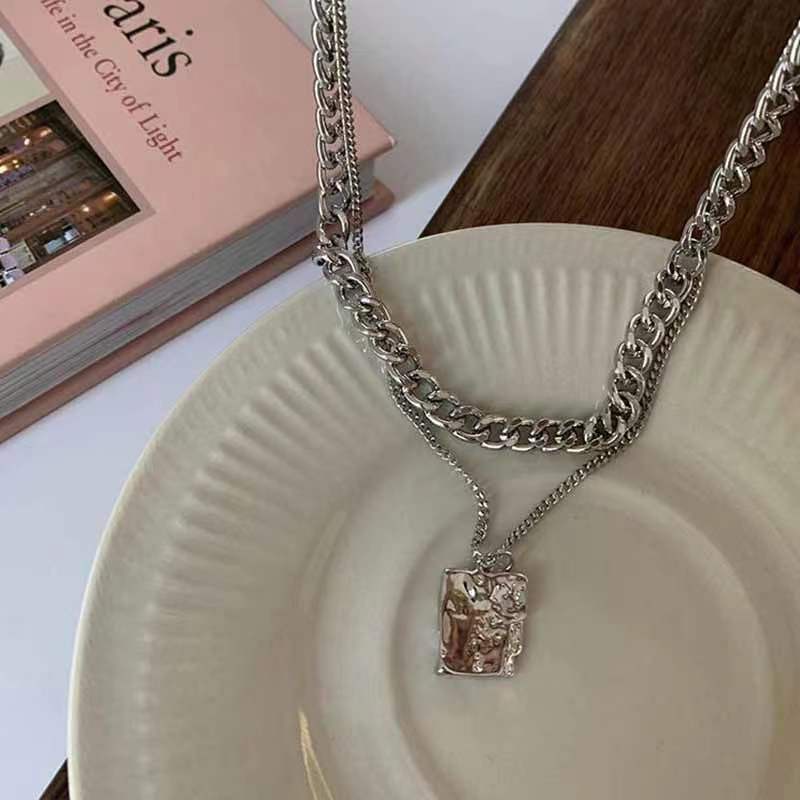 Dây Chuyền Mặt Vuông Nhãn Hiệu Thời Trang Sang Trọng