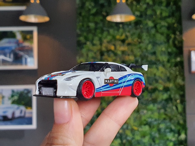 Xe mô hình Nissan GT-R ( R35 ) tem Martini tỉ lệ 1:64 MiniGt sản xuất