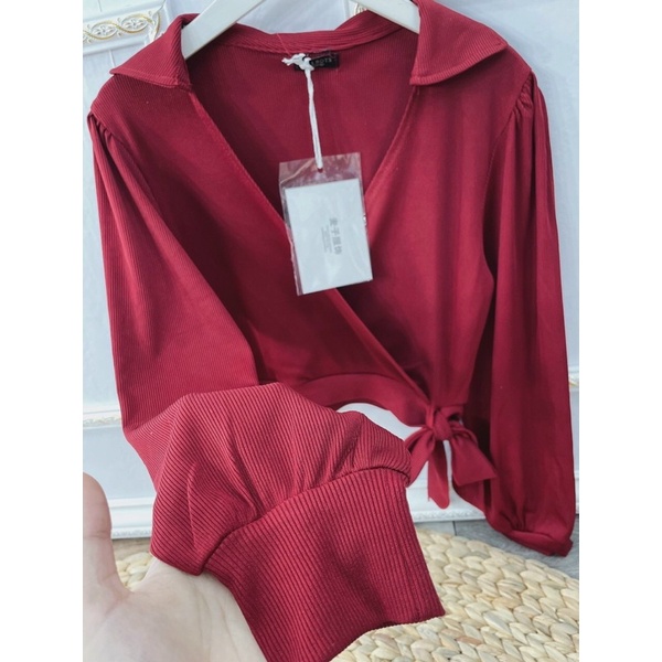 Áo croptopÁo croptop tay dài màu đỏ kèm quần dài trắng