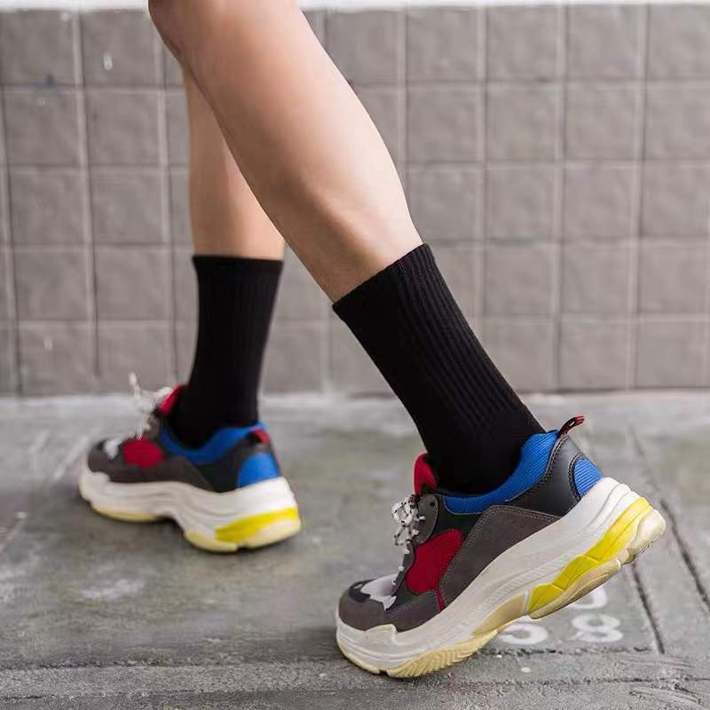 Đôi Vớ cotton Thể Thao Màu Trắng Đen Trơn Dễ Phối Đồ Cho Nam Và Nữ
