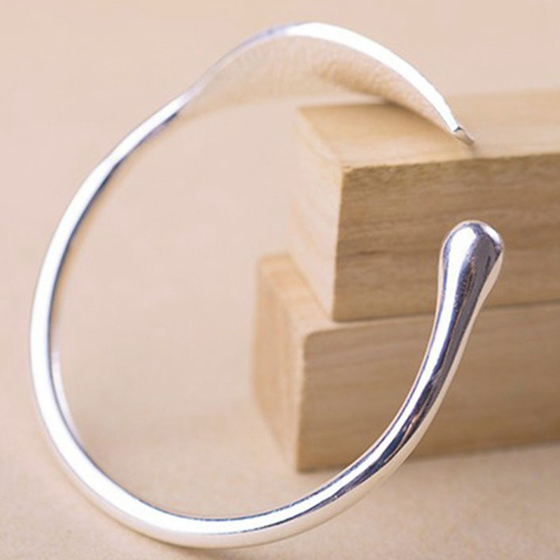 Vòng tay dạng hở màu bạc hình chiếc lá thiết kế dễ thương