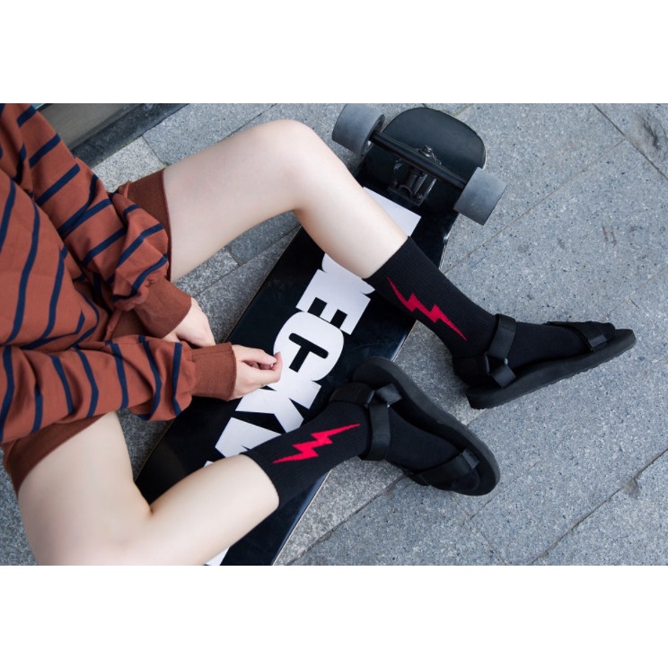 Vớ cao cổ hình tia chớp Unisex phong cách thể thao, trẻ trung và năng động.