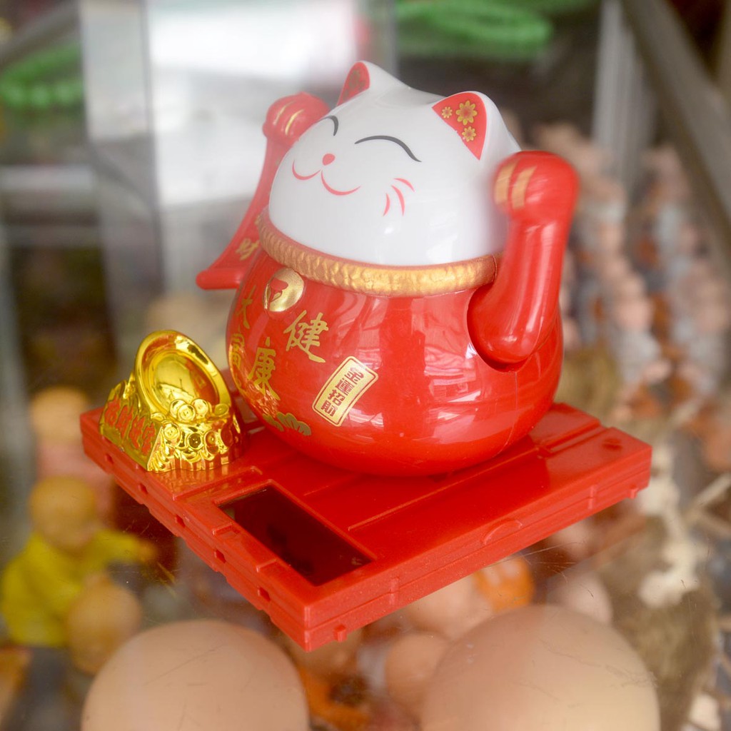 Mèo thần tài tròn áo đỏ năng lượng mặt trời