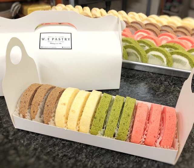 Combo 5 hộp giấy đựng bánh, bánh cuộn có quai xách