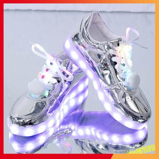 Giày phát sáng màu bạc bóng phát sáng 7 màu 8 chế độ đèn led kèm dây giày phát sáng (có video)