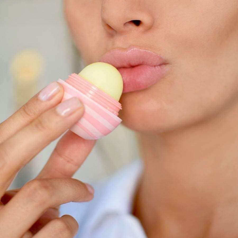 Son Trứng Dưỡng Môi EOS Lip Balm