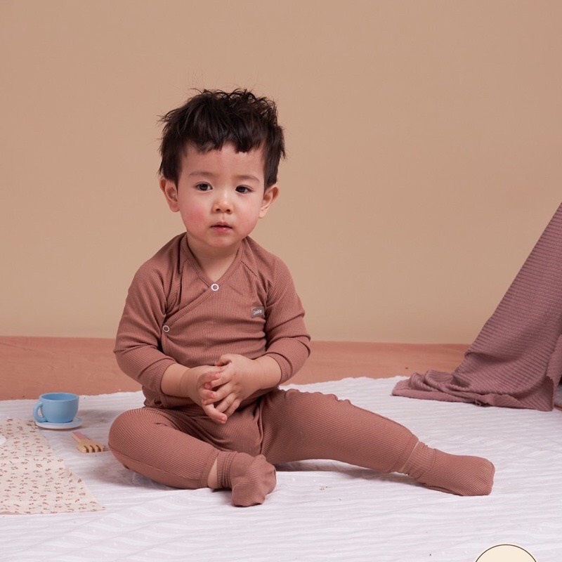 Cookie - BỘ DÀI TAY CÀI CHÉO QUẦN CẠP BO không kèm phụ kiện mũ, bao tay, bao chân cho bé từ sơ sinh đến 6 tháng