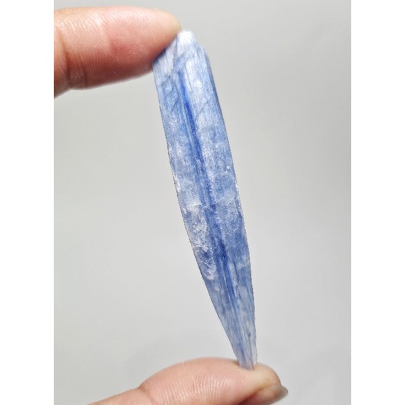 Kyanite thô tự nhiên có 3 kích cỡ dùng sưu tầm trưng bày, làm handmade, thanh tẩy bài tarot..