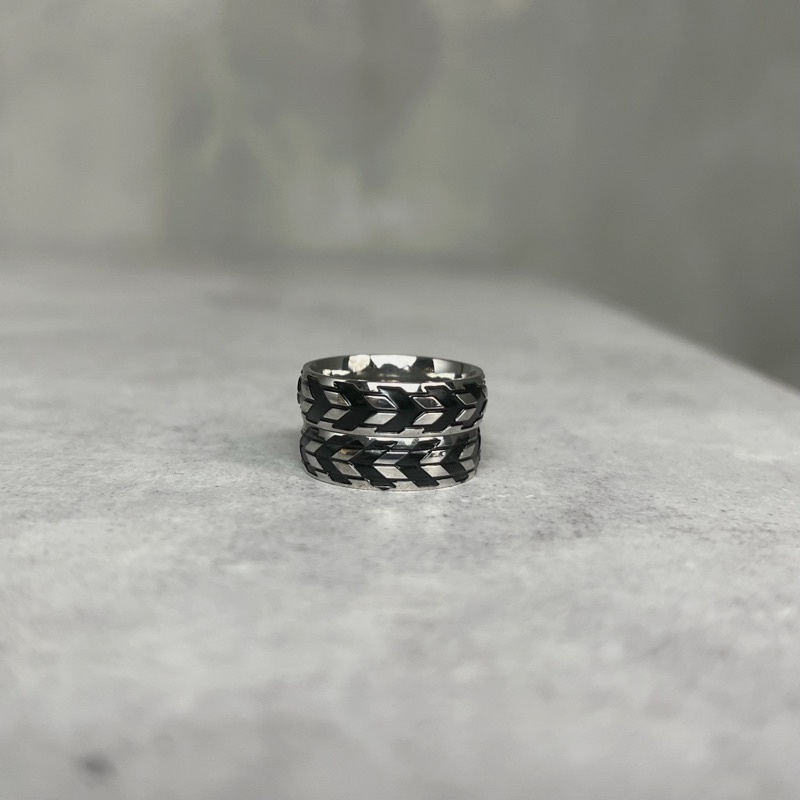 Nhẫn tròn biểu tượng hướng mũi tên