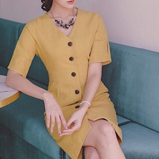 Đầm vàng cổ V nút trước