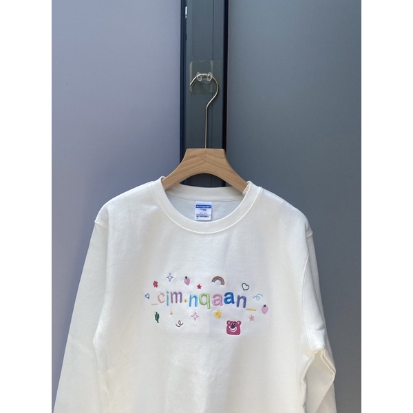 Áo sweater thêu theo yêu cầu chất lót bông dày dặn.