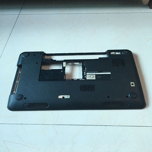 Vỏ D laptop dell n5110 ( cõ xước nhỏ,chỗ cho ốp dvd có một vết nứt nhỏ)