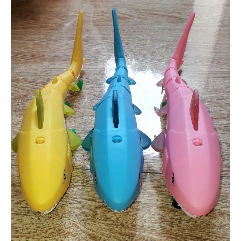 Một Cá_Mập mô hình bằng nhựa dài 32 cm chạy pin có nhạc và đèn Led rất đep_tặng kèm pin