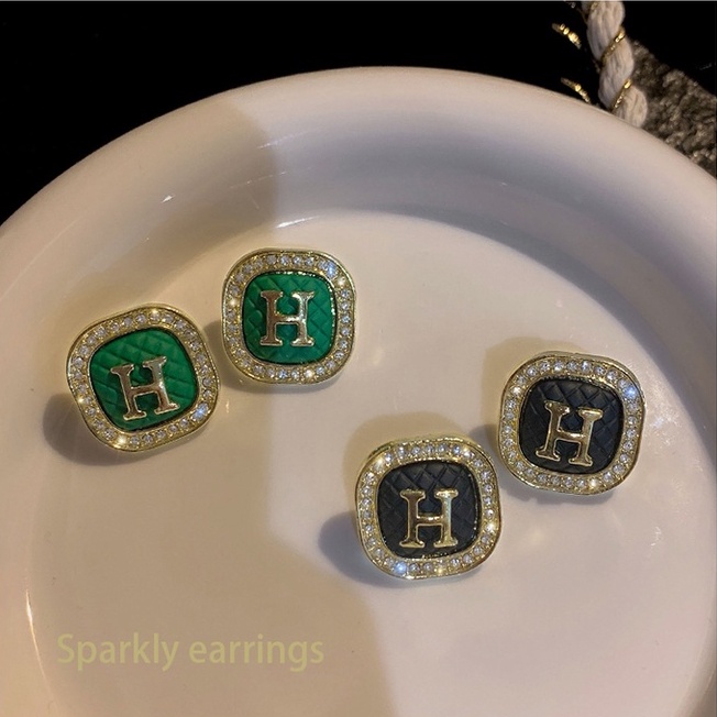 Hoa tai hình chữ cái thời trang thu đông