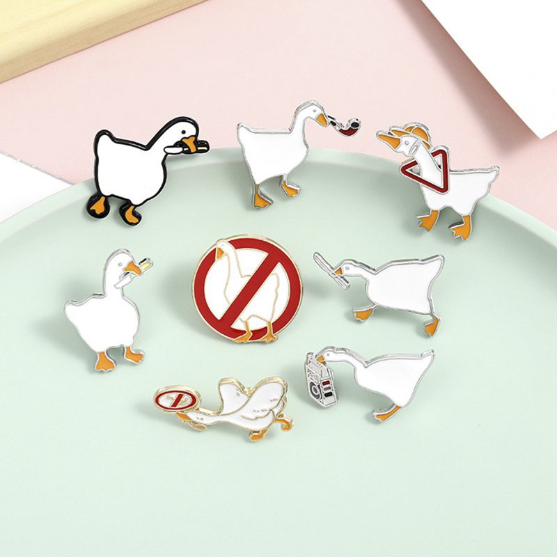 Pin cài áo vịt trắng United Goose Game - GC192