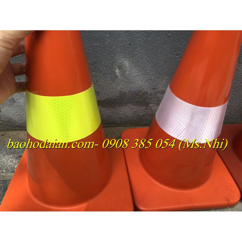 Cọc tiêu phân làn giao thông mini hình chóp cao 30cm- Hình thật