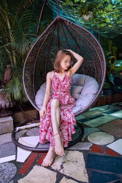 Đầm maxi dài 2 dây hoạ tiết lá cây phù hợp mùa hè