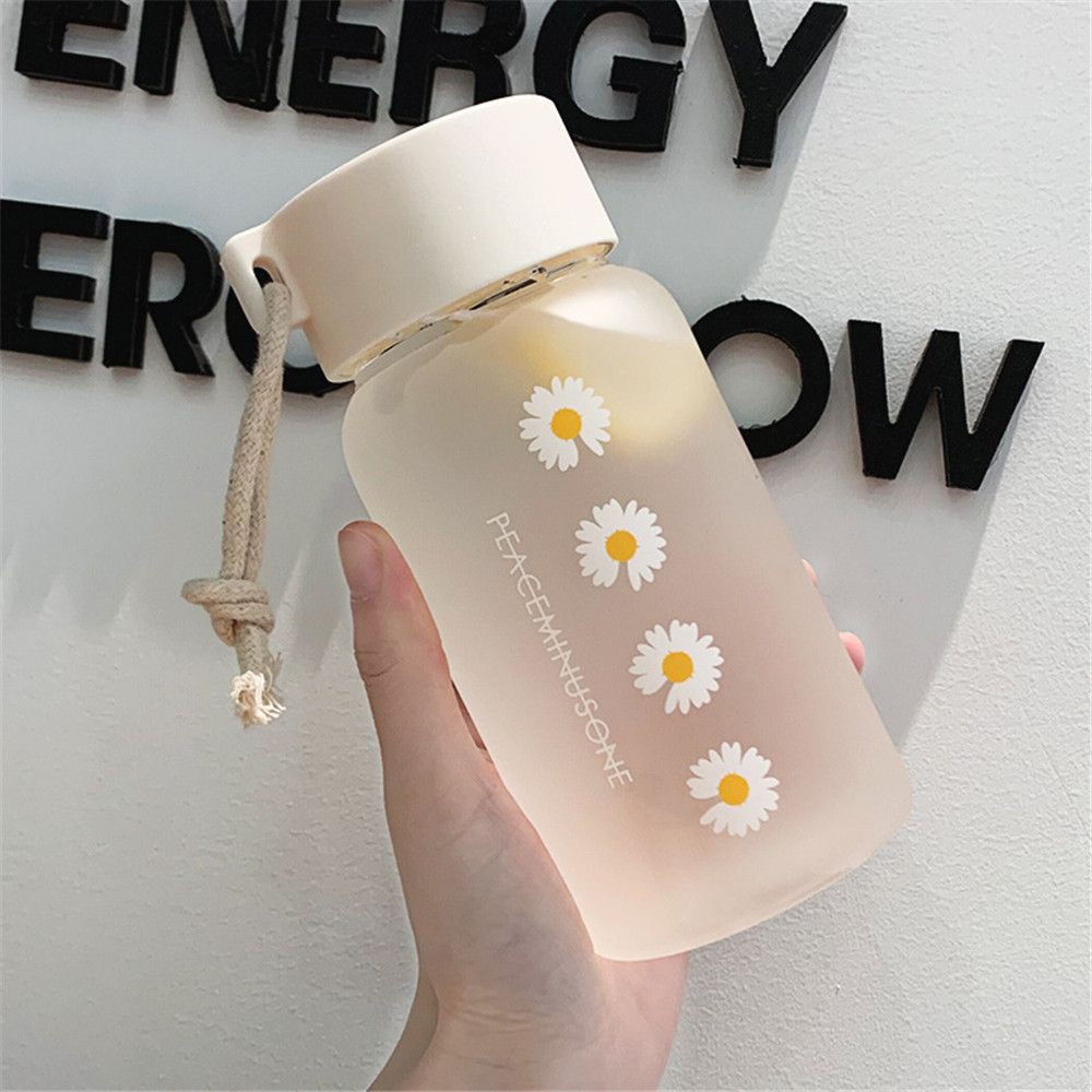 Bình Đựng Nước Bằng Nhựa Mờ In Hình Hoa Cúc Dung Tích Lớn Không BPA Kèm Dây Đeo Thời Trang Dùng Khi Đi Du Lịch