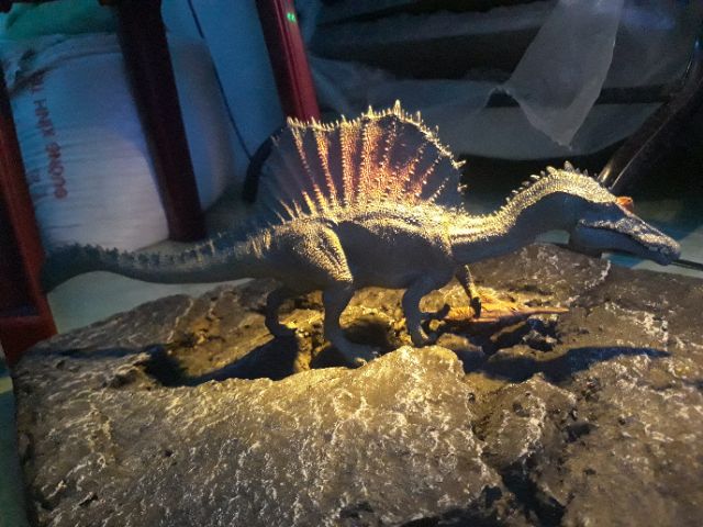 Mô hình đồ chơi khủng long săn cá Spinosaurus. .