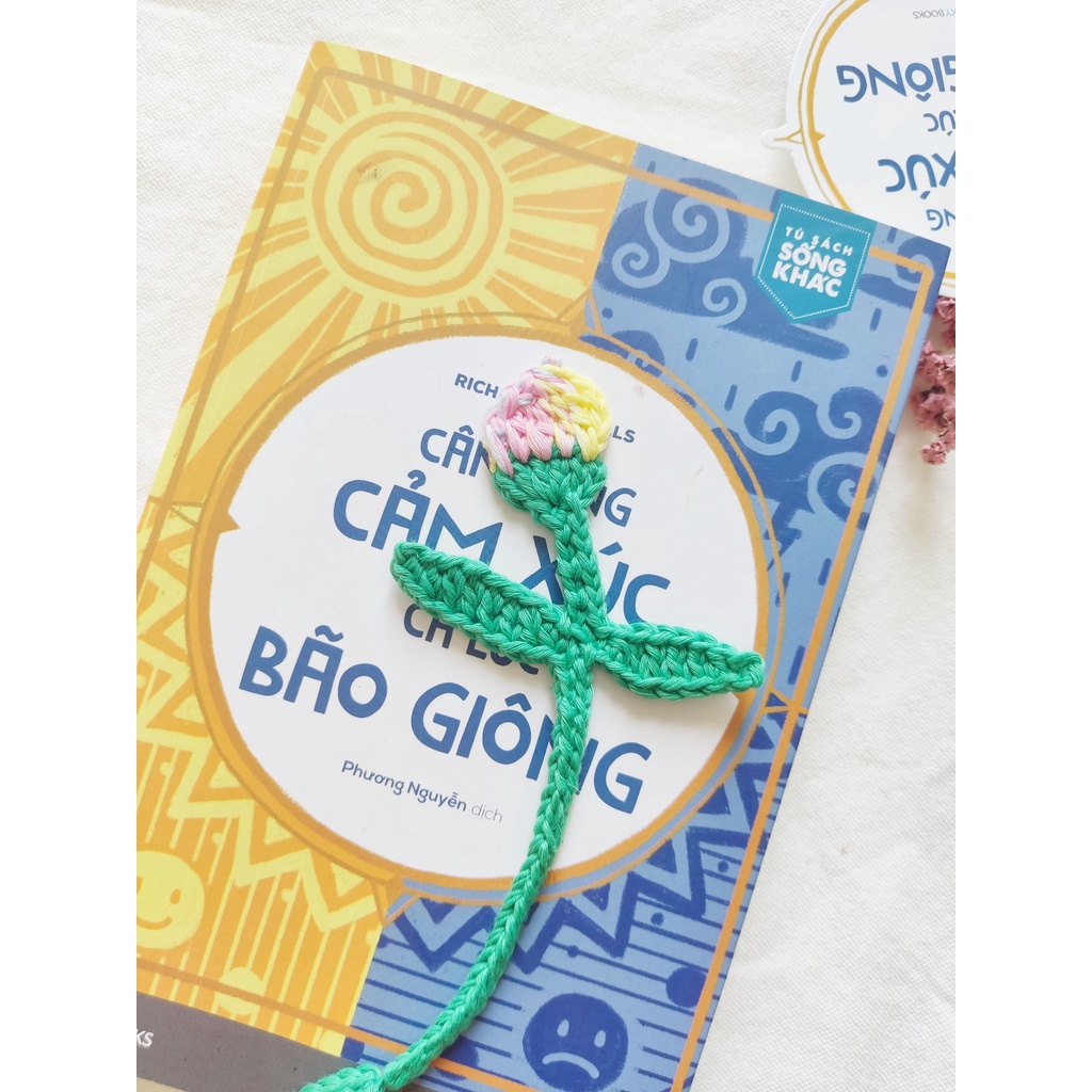 Đánh dấu trang sách hình nụ hoa handmade từ len siêu xinh và dễ thương