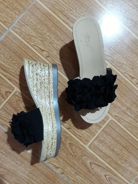 Dép cao gắn hoa sang chảnh