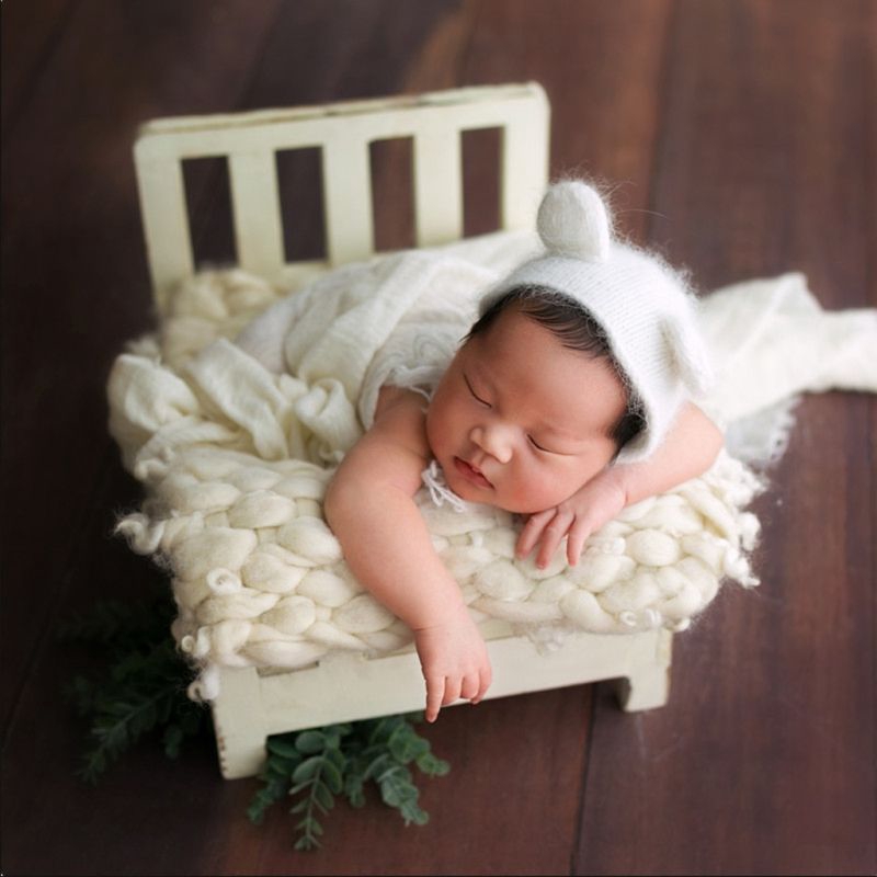 Đạo cụ giường gỗ chụp ảnh cho em bé xinh xắn