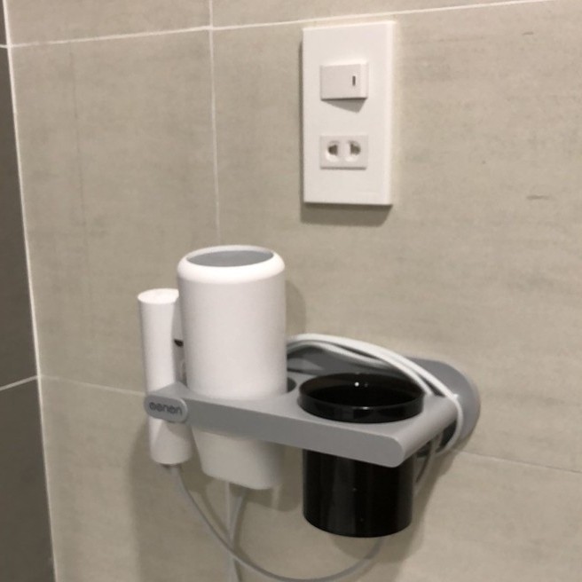 Giá Để Máy Sấy Tóc OENON Cao Cấp, Giá Để Máy Sấy Tóc Dán Tường Đa Năng Kèm Cốc Để Đồ Chất Liệu ABS