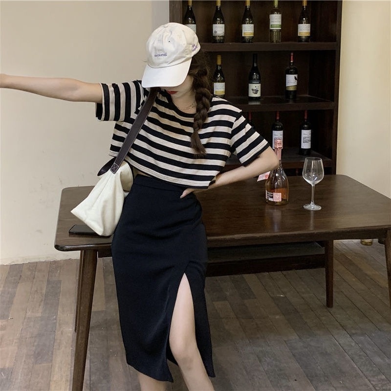 Set Áo Thun Ngắn Tay Kẻ Sọc Trắng Đen Và Chân Váy Lưng Cao Xẻ Tà Thời Trang Mùa Hè Dành Cho Nữ