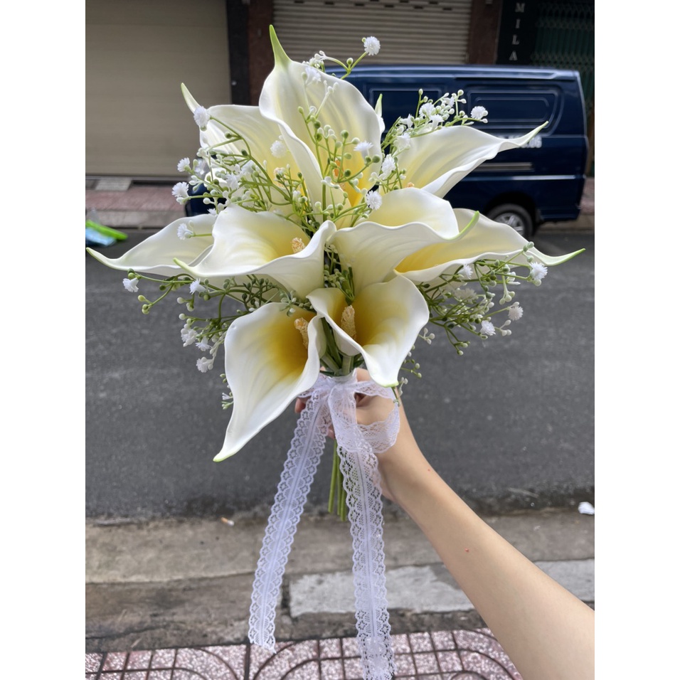 Hoa cầm tay cô dâu phối hoa bi