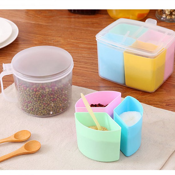 HỘP NHỰA ĐỰNG GIA VỊ CÓ NẮP ĐẬY KÈM THÌA 3-4 NGĂN