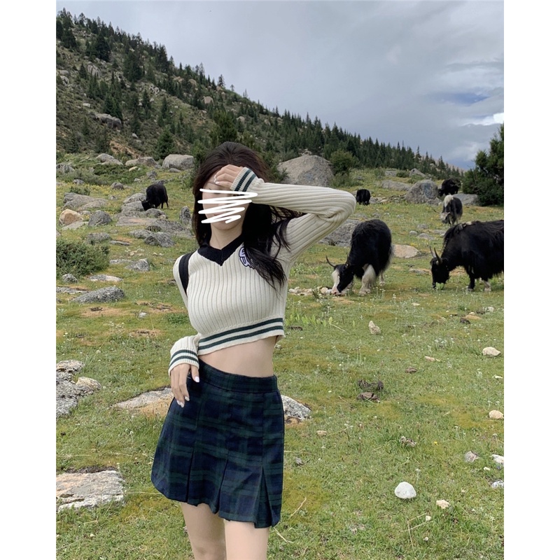 「MOTEL7」Bộ Áo Sweater Dệt Kim Dáng Ngắn Thêu Họa Tiết Màu Tương Phản + Chân Váy Ngắn Kẻ Sọc Kiểu Retro Mỹ Thời Trang Cho Nữ