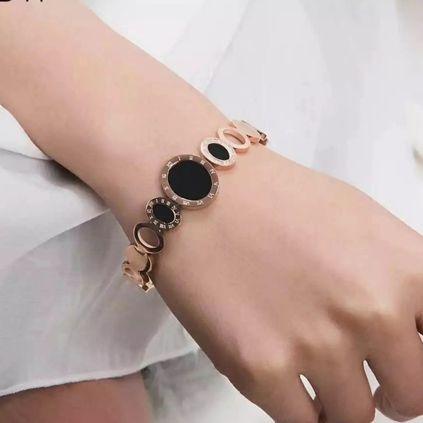 Vòng tay bằng thép titan mạ vàng hồng 18K phối đá mã não đen họa tiết chữ số La Mã cổ điển thời trang Âu Mỹ cá tính
