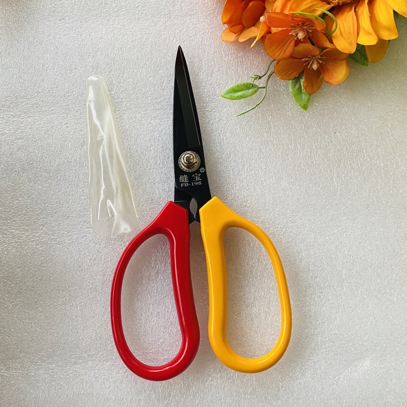 KÉO CẮT ĐA NĂNG CÁN NHỰA ĐỎ-VÀNG TIỆN DỤNG.