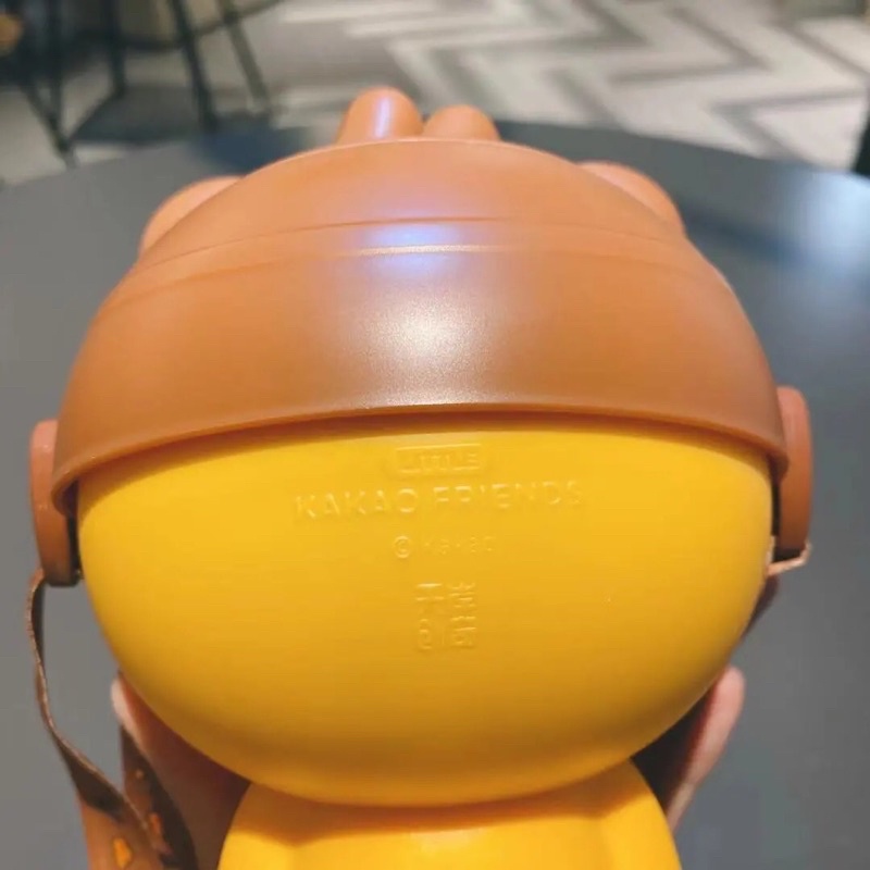 Bình nước gấu Ryan Kakao Friends 500ml kèm ống hút và dây đeo