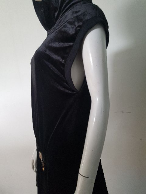 Đầm nhung dáng hodding xẻ lưng