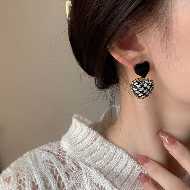 Khuyên tai thanh lịch có hình trái tim phong cách retro