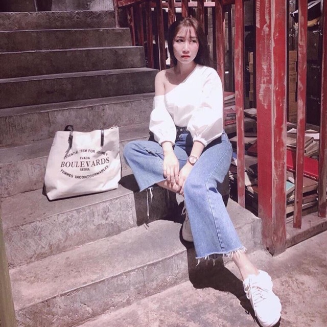 Áo lệch vai trắng tay bo | BigBuy360 - bigbuy360.vn