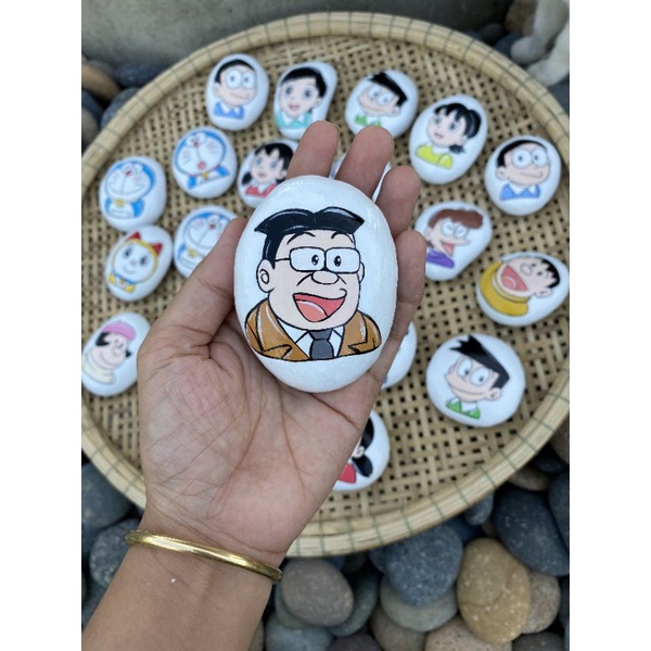 Các nhân vậy hoạt hình Doraemon trên đá cuội vẽ tay