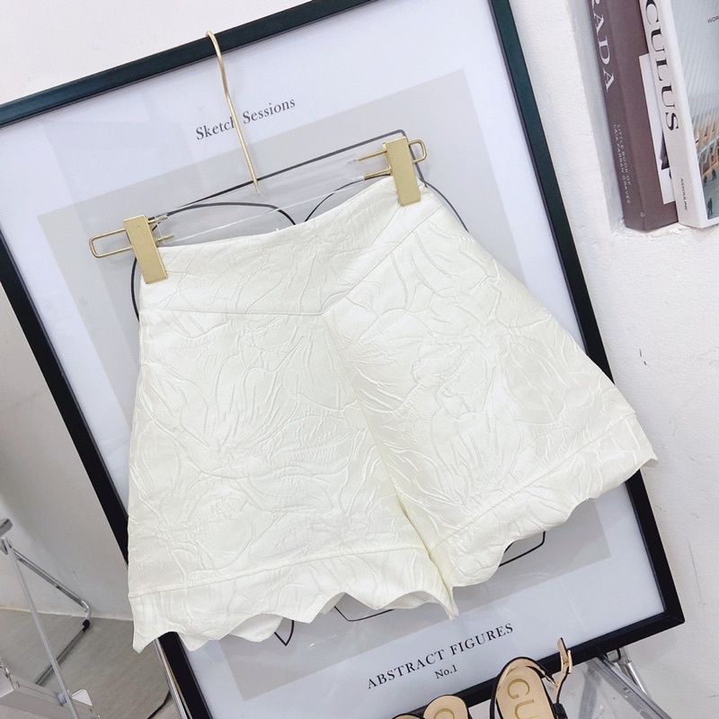 SET CROP GẤM HOA NỔI TRẮNG CUTOUT LƯNG NƠ + SHORT