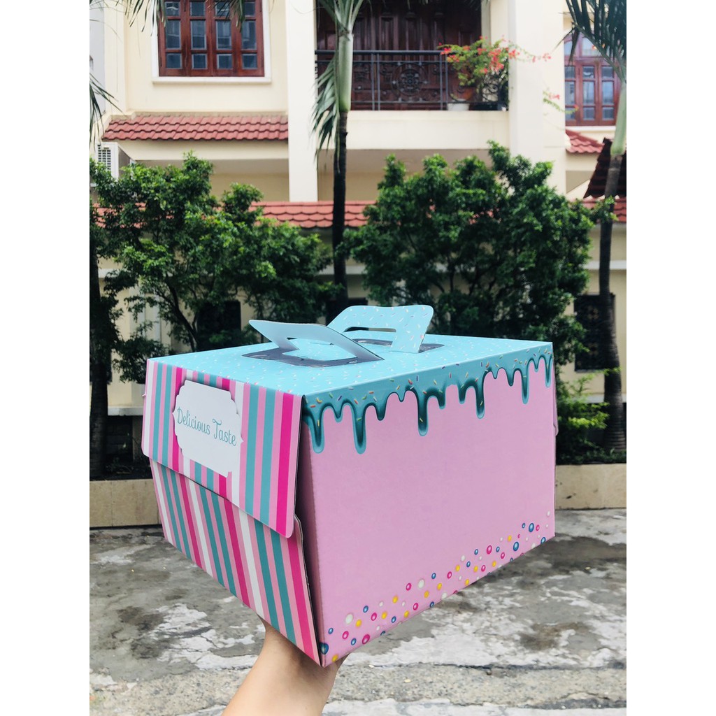 Hộp bánh kem giấy size 23*23*17cm - hộp kèm đế trắng - họa tiết ngẫu nhiên-