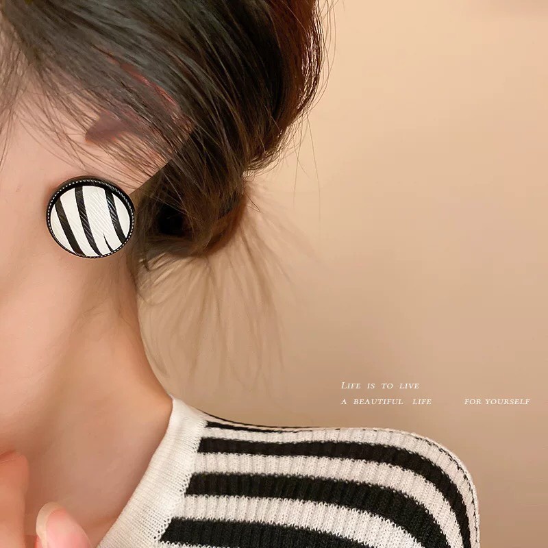 Bông Tai Trắng Đen Sang Trọng Quý Phái Phong Cách Hàn Quốc Dobi B1