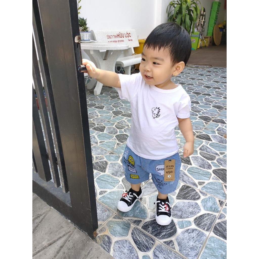 Quần Jeans đùi thêu hình cho bé
